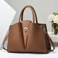 Braune Handtasche mit Webstruktur-Einsätzen, goldenen Beschlägen und Schultergurt - Braun