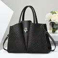 Schicke schwarze Handtasche mit gewebten Einsätzen und Silberschnalle im Minimal-Stil - Schwarz