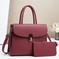 Ensemble sac à main élégant bordeaux avec pochette assortie et bandoulière réglable - 28/11/22 / Bordeaux