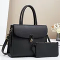 Gros plan d'un sac à main noir en cuir grainé avec un fermoir doré élégant et rotatif - 28/11/22 / Noir