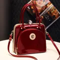 Luxuriöse rote Lackleder-Handtasche mit goldenen Strasssteinen und Kristallschloss - Burgunderrot