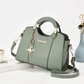 Bolso de mano verde salvia con colgante de estrella y herrajes dorados en piel sintética - Verde