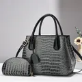 Sac à main chic en similicuir crocodile noir avec pochette assortie et bandoulière - 29x14x23cm / Noir