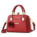 Rote Damenhandtasche aus PU-Leder mit 3D-Rosenanhänger und goldener Metallumrandung - Rot