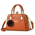 Elegante karamellfarbene Handtasche mit Goldrahmen und Strassverschluss für Damen - Erdgelb