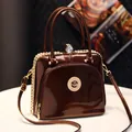 Braune Lackleder-Handtasche mit Strassbesatz und Leopardenkopf-Emblem-Detail - Braun