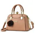 Elegante beige Muschel-Rahmentasche mit Blumenanhänger und goldenem Edelsteinverschluss - Khaki