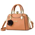 Camel PU Leder Handtasche mit Goldrahmen, Kristallverschluss und 3D-Rosenanhänger - Nute Rosa