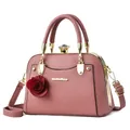 Elegante altrosa Muschelhandtasche mit Strass-Schnalle und Blumen-Anhänger - Altrosa