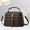 Borsa a bauletto con stampa floreale, finiture dorate e tracolla regolabile marrone - caffè