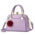 Hellviolette Handtasche aus PU-Leder mit Rosenanhänger und goldenem Verschluss - Lila