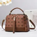 Borsa a mano marrone con motivo monogramma, doppia zip e dettagli metallici dorati - Marrone