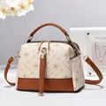 Borsa a bauletto retrò con motivo geometrico a stelle, pelle marrone e finiture oro - Bianco E Giallo Terra