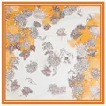 Pañuelo de seda de 90cm con estampados florales naranja y crema en vista plana - Estilo Cuadrado 2 / Naranja
