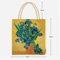 Dimensions détaillées du sac en toile Van Gogh Iris : 34 cm de large et 38 cm de haut - Style Iris (Blanc)