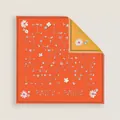 Französisches Seidenquadrat mit Blumenmuster in Orange und Gold mit kunstvollem Schriftzug - 70cmx70cm