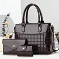 Ensemble de sacs en cuir verni bordeaux avec gaufrage carré et garnitures dorées - Ensemble Sac Cabas, Pochette et Porte-cartes / Bordeaux