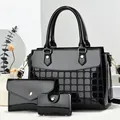 Détails d'un ensemble de trois sacs en cuir verni noir avec ferrures dorées et finitions chic - Ensemble Sac Cabas, Pochette et Porte-cartes / Noir