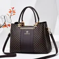 Sac à main femme marron foncé avec imprimé classique et détails dorés élégants - Café