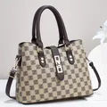 Détail d'un sac cabas beige avec jacquard à motif Z et bandoulière en cuir brun - Carreaux Café
