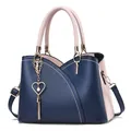 Borsa da donna in blu navy e rosa con ciondolo a cuore e nappa elegante - Blu scuro