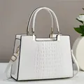 Sac à main élégant en cuir blanc façon crocodile avec finitions dorées et bandoulière - Blanc