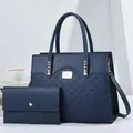 Conjunto de bolso tote y cartera azul marino con rosas en relieve y herrajes dorados - Azul