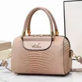 Elegante Boston handtas in nude roze met krokodillenpatroon en gouden kangoeroe metalen logo - Khaki