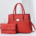 Ensemble sac à main trapèze rouge et portefeuille avec motifs roses en relief et doré - Rouge