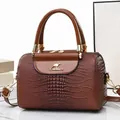 Donkerbruine bucket bag voor dames met krokodillenstructuur en gouden details - Aardgeel