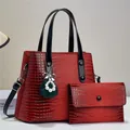 Detalle de bolso rojo con motivo de cocodrilo con colgante de lazo de perlas y pompón suave - Rojo