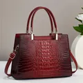 Sac à main élégant à motif crocodile dégradé bordeaux avec bandoulière et métal doré - Rouge