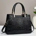 Sac à main noir à motif crocodile avec garniture dorée et bandoulière amovible - Noir