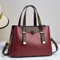 Vintage bordeauxrode en bruine handtas van imitatieleer met schouderriem en gouden hardware - Rood