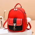 Roter und schwarzer Rucksack im Colorblock-Design mit Stepptasche und Maus-Metallverschluss - Burgunderrot