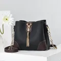 Borsa a secchiello bicolore alla moda con chiusura a gatto, nappe e catena - Nero