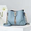 Borsa a secchiello celeste con chiusura a forma di gatto e tracolla a catena - Blu