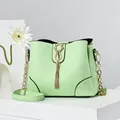 Borsa a secchiello verde chiaro in pelle Saffiano con chiusura a gatto dorata - Verde