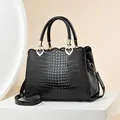 Sac à main élégant en cuir noir à motif crocodile avec fermoir coeur doré et bord festonné - Noir