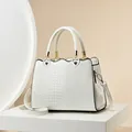 Elegante witte handtas met krokodillenprint, gouden hartdetails en schouderriem - Wit