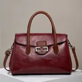 Détail du sac cabas bordeaux avec boucle en V en métal et texture cuir de qualité - Bordeaux