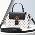 Dames handtas in zwart-wit met klaverprint en elegante gesp met houttextuur en schouderband - Zwart & Wit