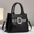 Bolso tote negro con textura de lagarto, hebilla de strass y herrajes en dorado - Negro