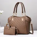 Detailed set of caramel leather tote bag and pouch with gold chain and embossed texture - 28x12x25cm / Khaki