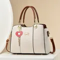 Elegante borsa a mano in ecopelle avorio con manici marroni e ciondolo a cuore rosso - Bianco Sporco
