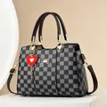 Elegante borsa grigia a scacchi con stampa HYD e ciondolo a cuore rosso - Scacchiera Nera