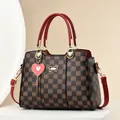 Elegante borsa a quadri nera e marrone con manici rossi e ciondolo a cuore - Caffè & Rosso