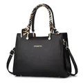 Détail d'un sac à main noir en cuir grainé avec finitions dorées et foulard en soie - Noir/Motif Litchi