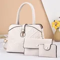 Detalle de un conjunto de tres bolsos blancos acolchados con herrajes dorados elegantes - Blanco Roto