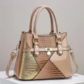 Sac à main beige élégant avec textures croco variées, boucle dorée et bandoulière fine - Kaki
